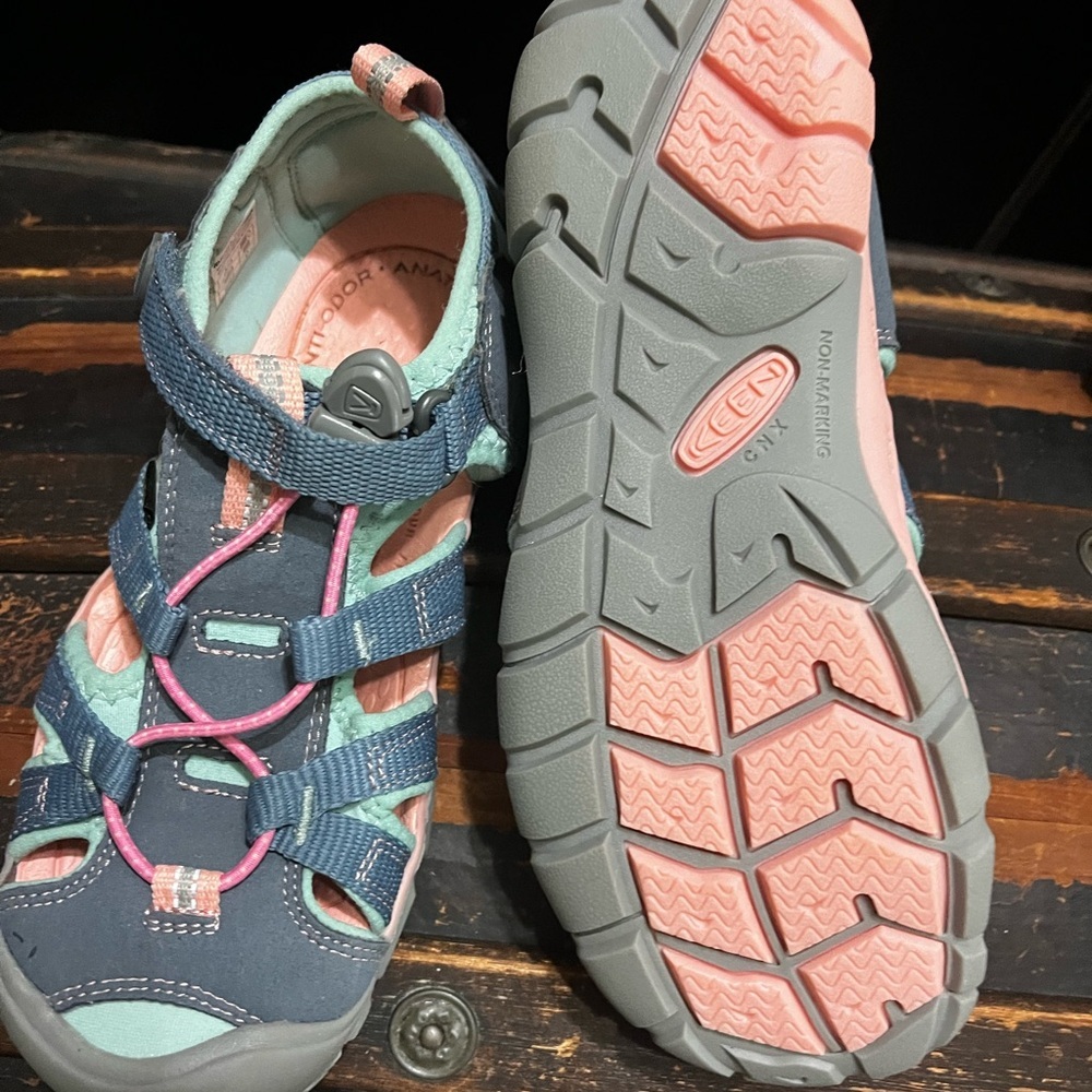 Keens sea camp  water sandals BIIG Girls Size 3